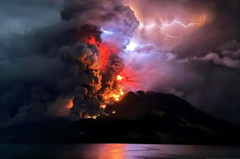 Gunung Ruang Meletus, Tim SAR Evakuasi Napi dan Pegawai Lapas di Pulau Tagulandang