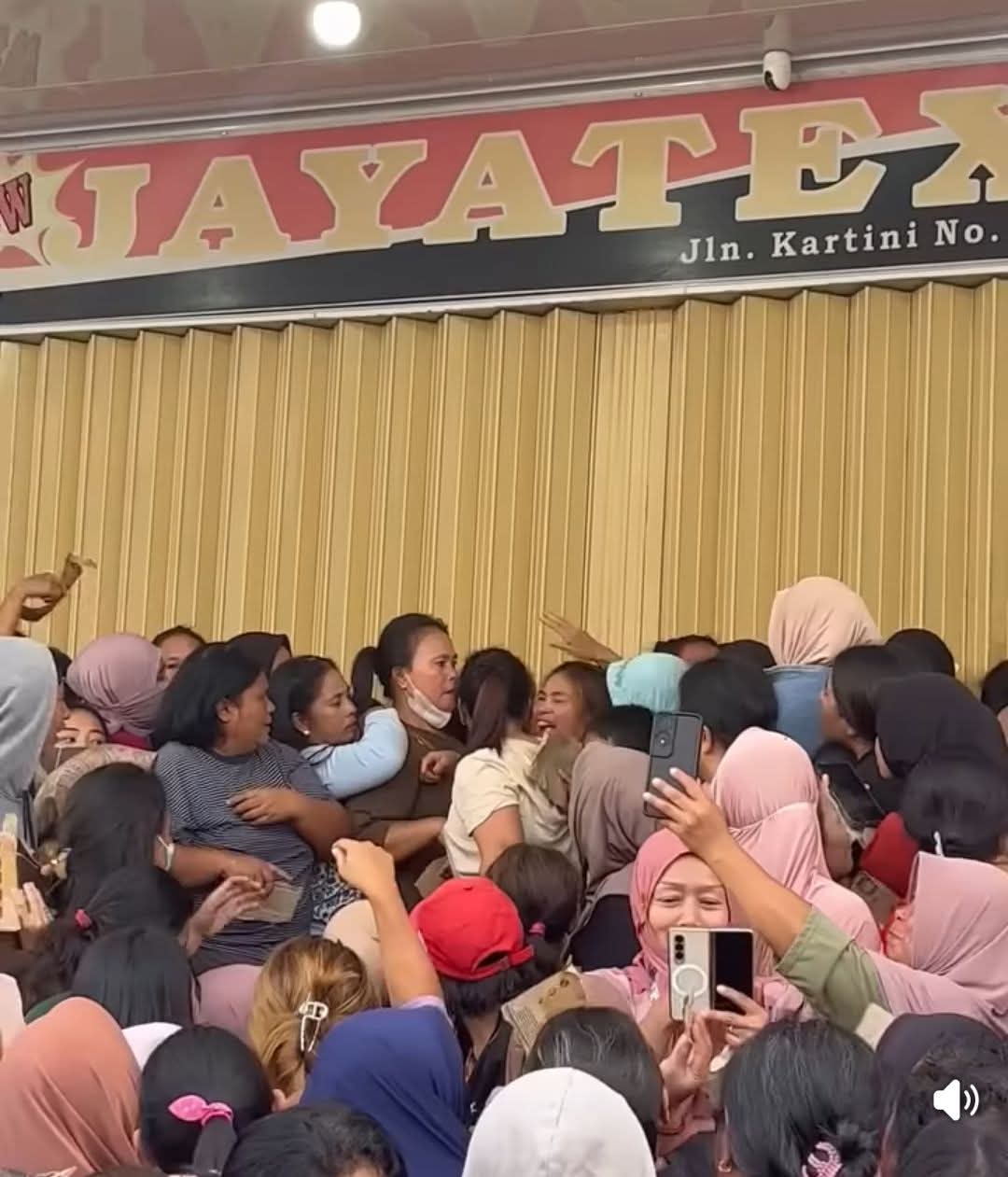 Owner Batal diskon...Khawatir Jatuh Korban Jiwa,,Ribuan Warga Kecewa di Jalan Kartini Kotamobagu