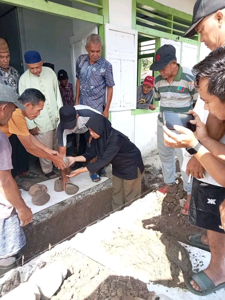 Mita Manolang Gelar Peletakan Batu Pertama Pembangunan Kantor Desa