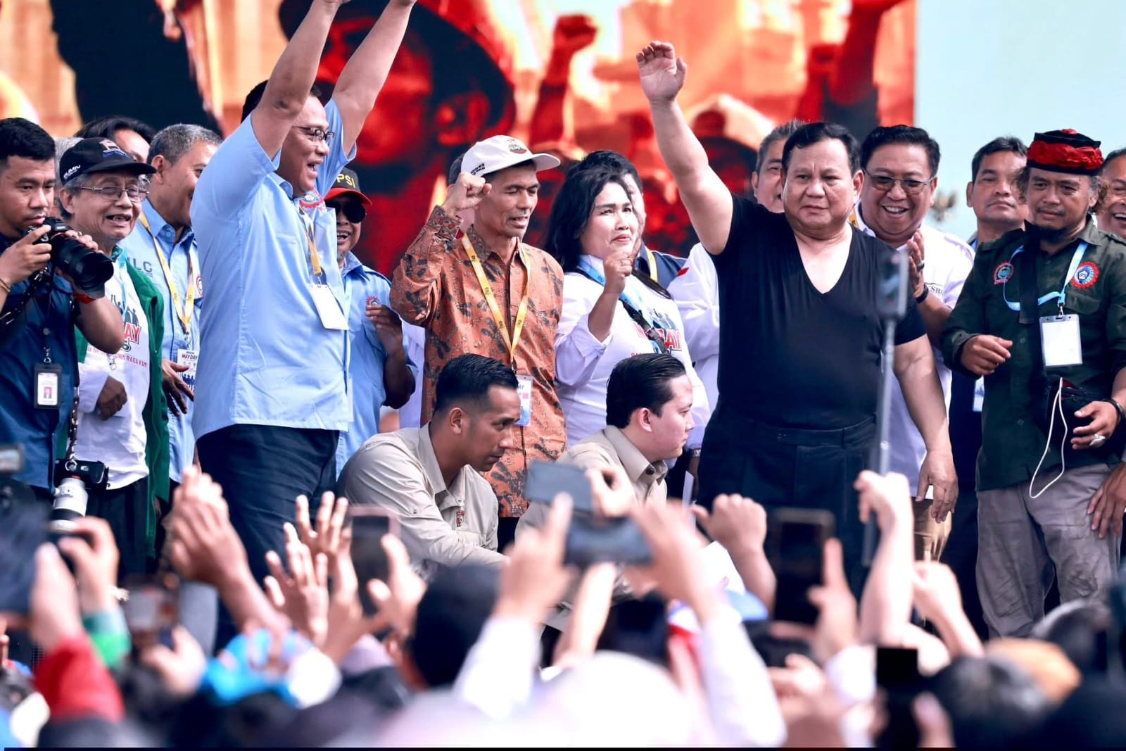 May Day 2026: Prabowo Buka Baju dan Lempar ke Buruh di Monas